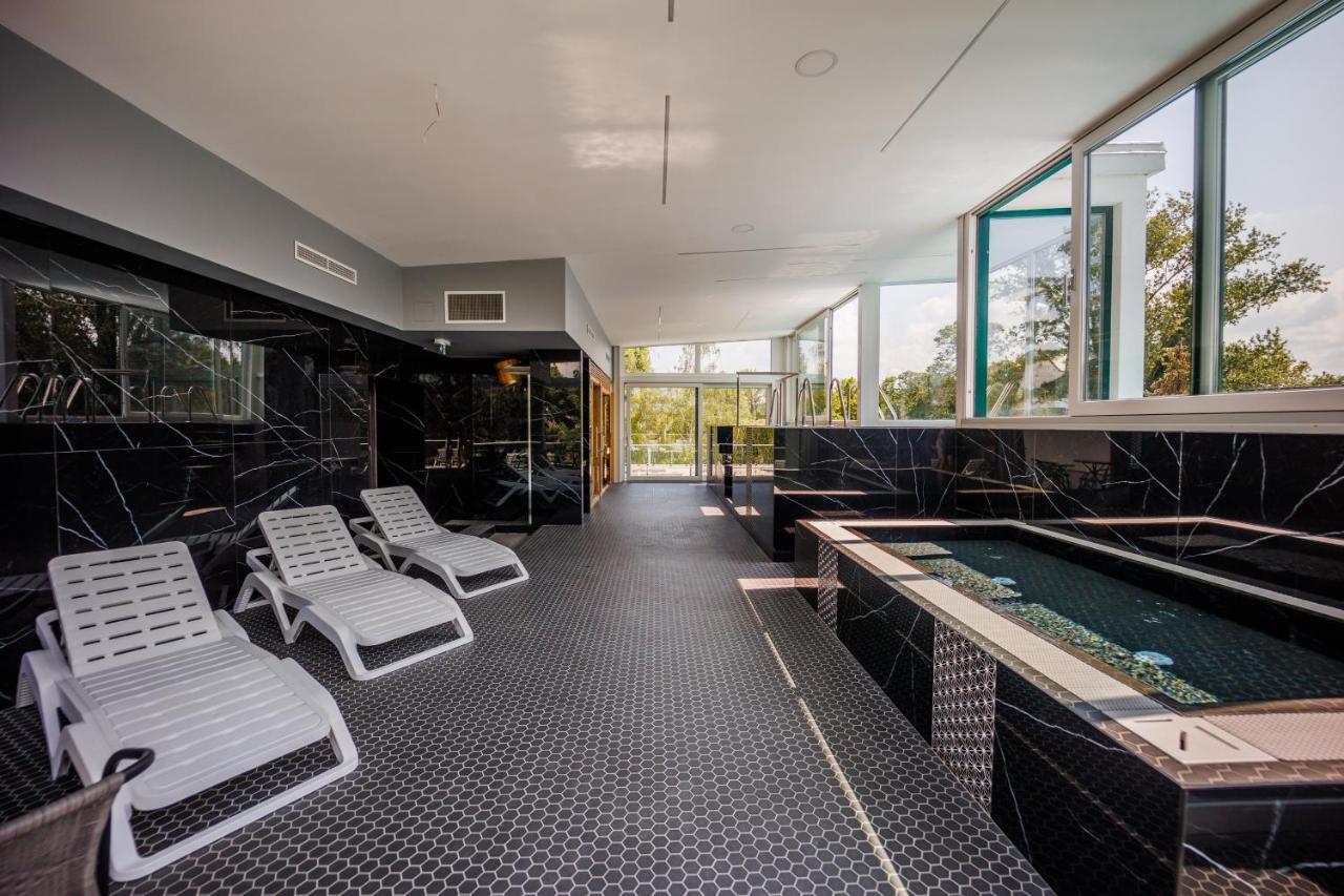 Villa Bauhaus Wellness Apartments 207 - Petiteplage Siófok Buitenkant foto