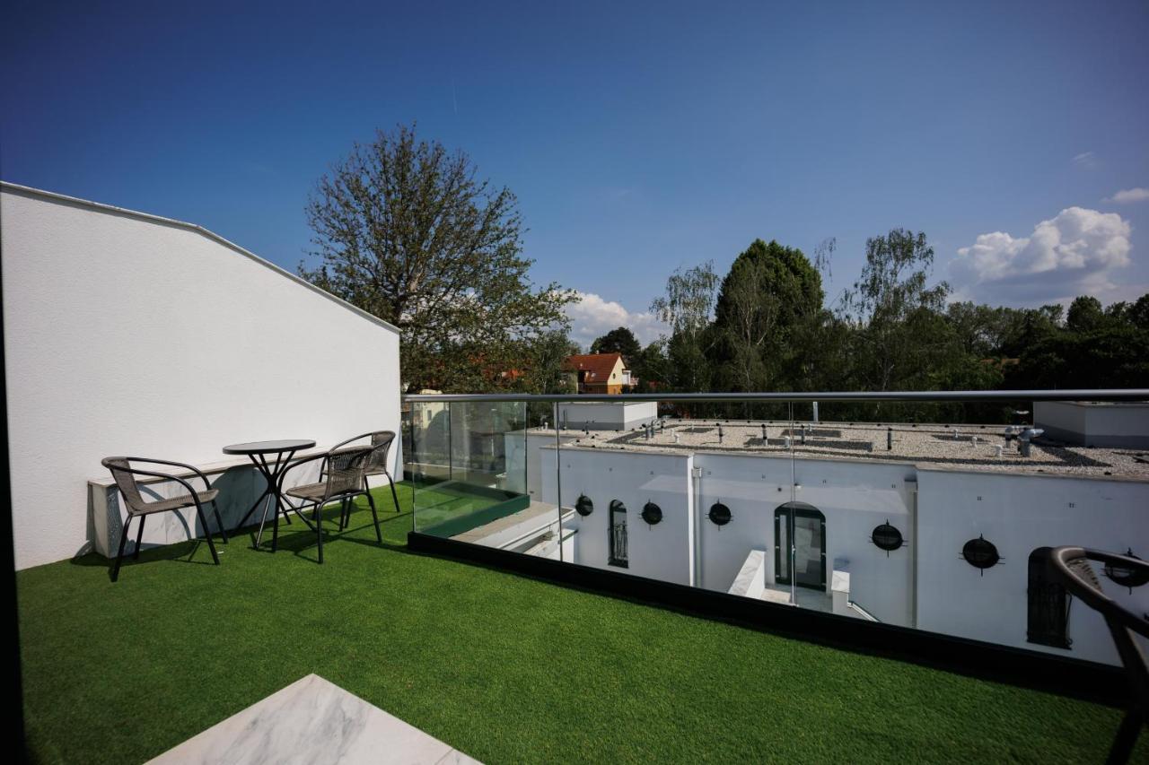 Villa Bauhaus Wellness Apartments 207 - Petiteplage Siófok Buitenkant foto