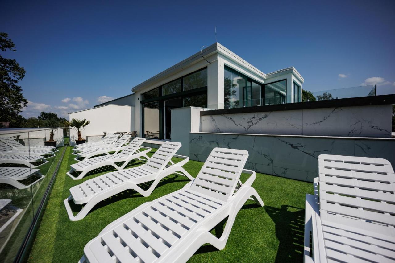 Villa Bauhaus Wellness Apartments 207 - Petiteplage Siófok Buitenkant foto